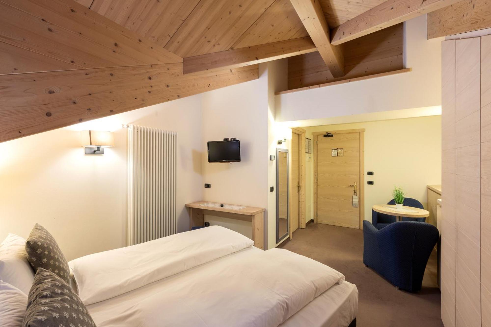 Hotel Cardo Изолача Екстериор снимка